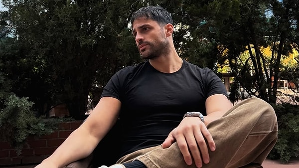 Ekin Mert Daymaz, İbrahim Savun’un sorularını yanıtlarken televizyon dünyasının şiddet üzerindeki etkisinin her zaman tartışma konusu olduğunu hatırlattı.