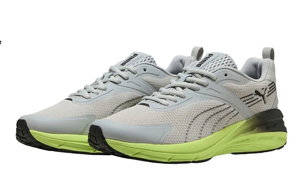 PUMA’nın konfor odaklı Softride orta tabanı sayesinde her adımda yumuşak bir basış hissi sunuyor.