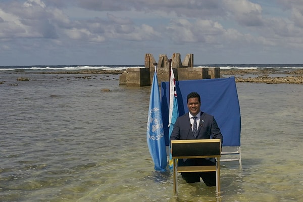 Tuvalu'nun yaşadığı trajedi, Başbakan Simon Kofe'nin iklim krizine dikkat çekmek için denizin dizlerine kadar gelen sığlığında, takım elbisesiyle yaptığı konuşmayla küresel bir sembol haline geldi.