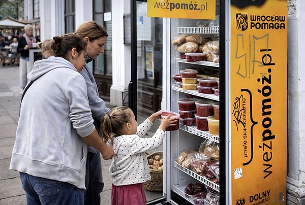 Vakıf Başkanı Jan Pionek tarafından koordine edilen proje kapsamında, Polonya genelinde tam 1600 adet halka açık buzdolabı bulunuyor.