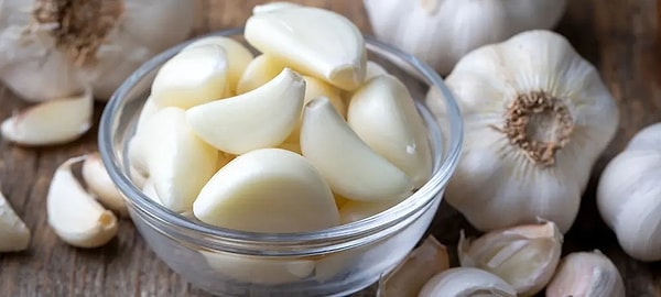 4. 🧄 Sarımsak — Botulizm Riski Taşır