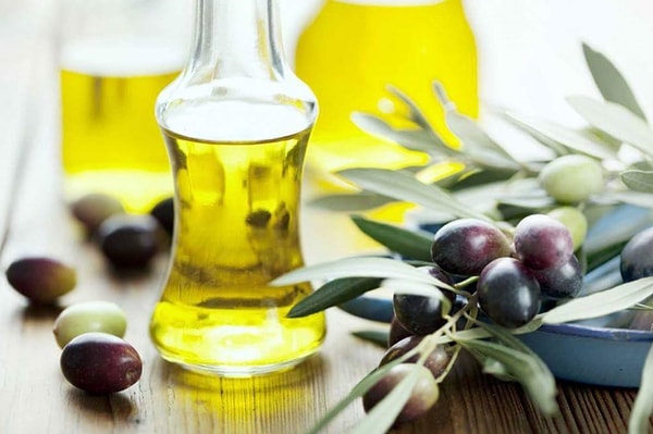 8. 🫚 Zeytinyağı — Donar, Yapısı Bozulur