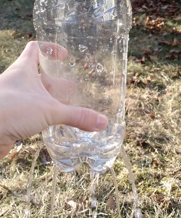 Her yıl milyarlarca plastik şişenin çöpe atıldığı dünyamızda, bu yöntem hem atıkları azaltıyor hem de su tasarrufu sağlıyor.