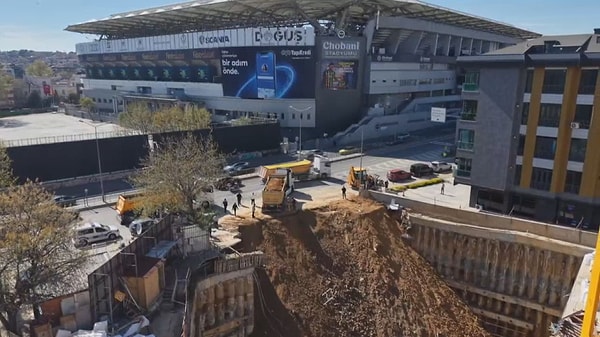Fenerbahçe Stadyumu'nun yanında korkutan çökme.