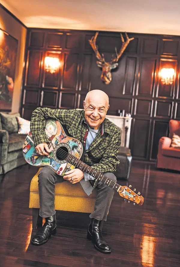 Türk müziğinin efsane isimlerinden Mazhar Alanson, yıllardır hem sözleri hem de kendine has yorumu ile dinleyicinin kalbinde bambaşka bir yere sahip.