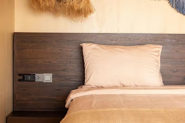 Kapıdan girer girmez yatağın üzerindeki süs yastıklarını kaldırın deniyor