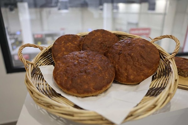 Eskişehir'in Seyitgazi ilçesindeki Küllüoba Höyüğü'nde, bir evin kapı eşiğine ritüel amaçla gömülmüş, MÖ 3200-3000 yıllarına tarihlenen ve formu korunmuş hâldeki pişmiş ekmek kalıntısı bulundu. Bu, Anadolu'da şimdiye kadar keşfedilmiş en eski pişmiş ekmek örneği.