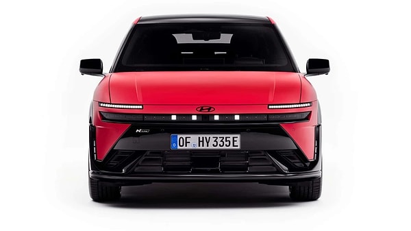 Hyundai, tamamen elektrikli kompakt hatchback modeli IONIQ 3’ü İtalya’da tanıttı. Milano Tasarım Haftası’nda tanıtımı yapılan IONIQ 3; Hyundai’nin “Art of Steel” tasarım felsefesinden ilham alıyor.