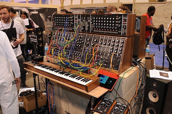 Robert Moog 1964’te bu devasa kablo yığınını tanıttığında insanlar "Bu ne, telefon santrali mi?" diye dalga geçmişti.