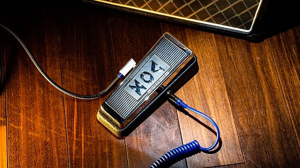 Tamam, tek başına bir enstrüman değil ama gitarın kaderini öyle bir değiştirdi ki listeye almazsak ayıp olur.