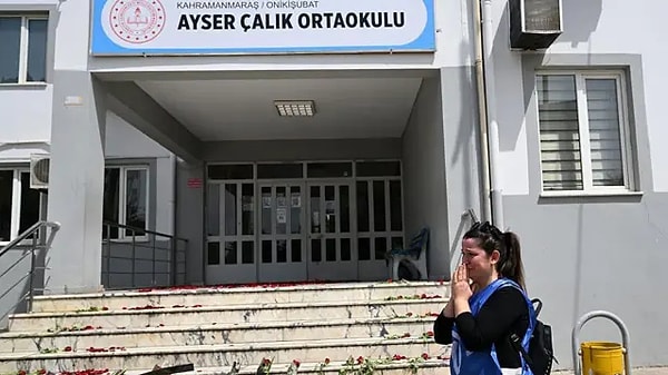Türkiye, Kahramanmaraş’tan gelen acı haberle sarsıldı… Onikişubat ilçesinde bulunan Ayser Çalık Ortaokulu’na düzenlenen silahlı saldırıda hayatını kaybedenler ülke genelinde derin bir yasa neden oldu.