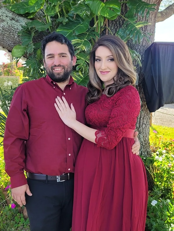 ABD’nin Kansas eyaletinde yaşayan 28 yaşındaki öğretmen Hinda Abrahams, basit bir dış gebelik operasyonu için girdiği hastanede hayatının en zorlu sınavını verdi.