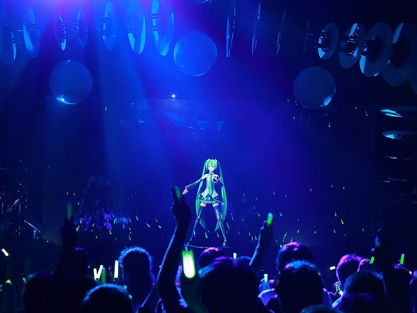 Hologram konser teknolojisini hayatımıza soktu.