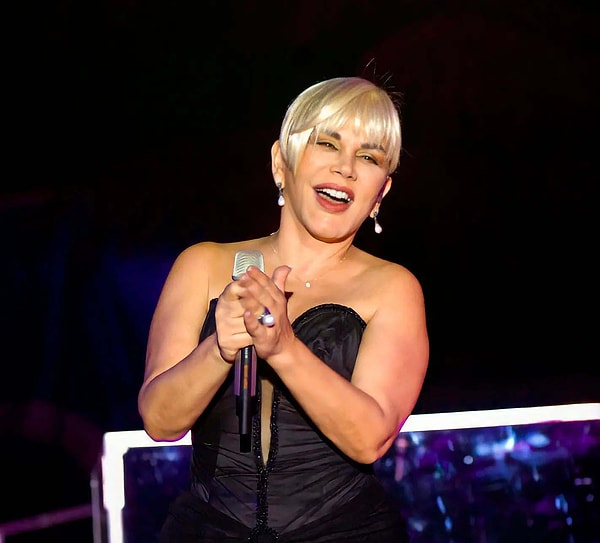 Sezen Aksu, one of the most iconic and legendary figures in Turkish music, has made headlines not only with her powerful voice but also with her strong character over the years.