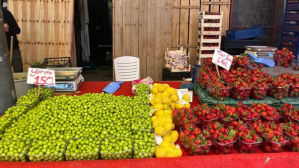 Sezon başında kilogram fiyatı 300-400 TL bandında seyreden çağla, pazarın genişlemesiyle birlikte 100-150 TL seviyelerine kadar geriledi.