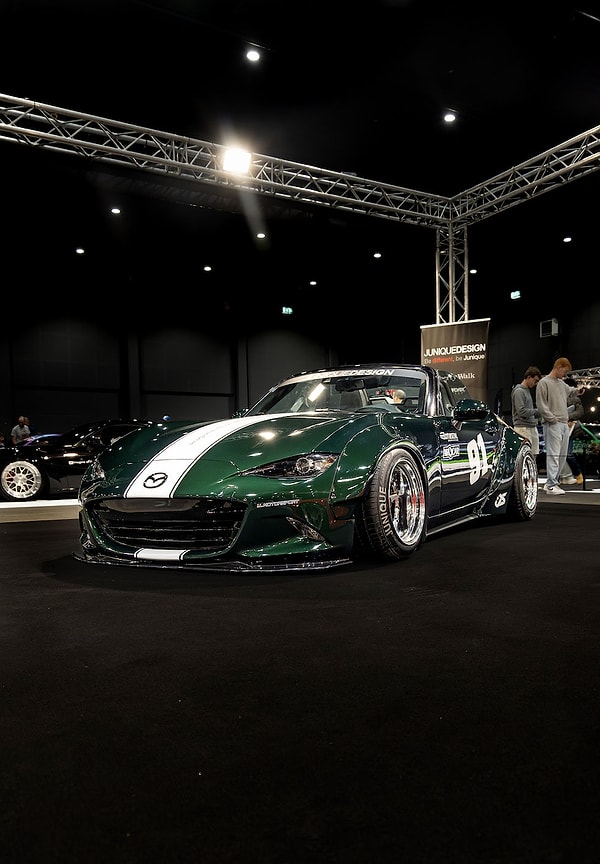 Türkiye’den özel davetle fuara katılan Juniquedesign, dünyaca ünlü Japon modifikasyon devi Liberty Walk imzalı iki çarpıcı projeyi otomobil severlerin beğenisine sundu: