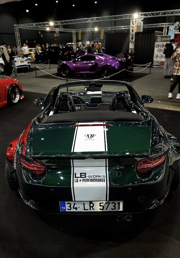 Fuarın en özel anlarından biri, Japonya’dan gelen Liberty Walk CEO’sunun Juniquedesign standını ziyaretiyle yaşandı.