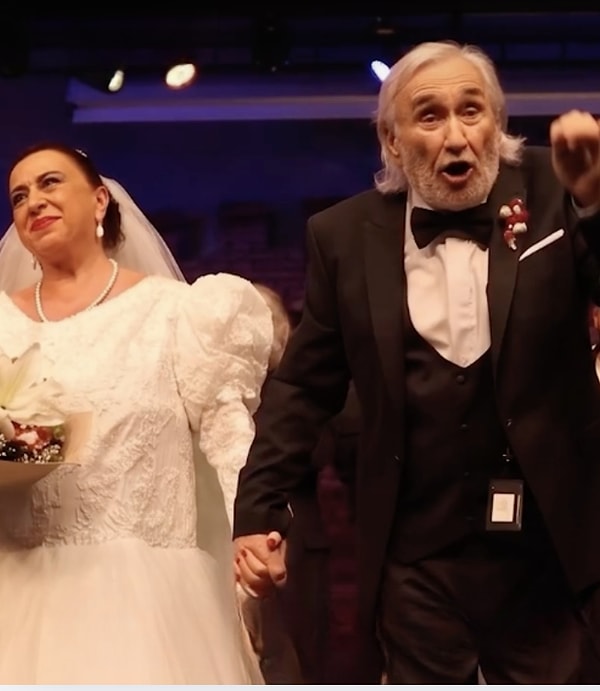 21 Nisan 2026 akşamı İstanbul Kongre Merkezi'nde sahnelenen Gırgıriye Müzikali'nde yaşanan olaylar, organizasyonel aksaklıklar ve sağlık kriziyle gündem oldu.