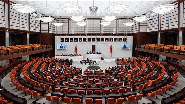Doğum izni süresinin uzatılması ve 15 yaş altına sosyal medyanın yasaklanmasına yönelik düzenlemeleri içeren kanun teklifi kabul edildi.