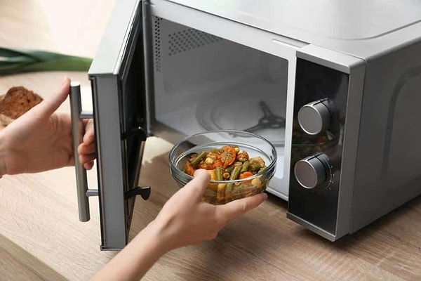 How do microwaves operate?