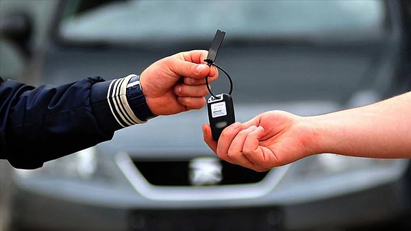 Resmî Gazete üzerinden duyurulan yeni yönetmelik, sayıları 400 bini bulan ortopedik engelli bireyin sıfır kilometre araç alımlarındaki belirsizlikleri ortadan kaldırdı.