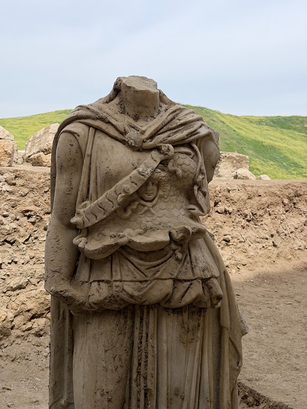 Athena heykeli molozların arasında bulundu!