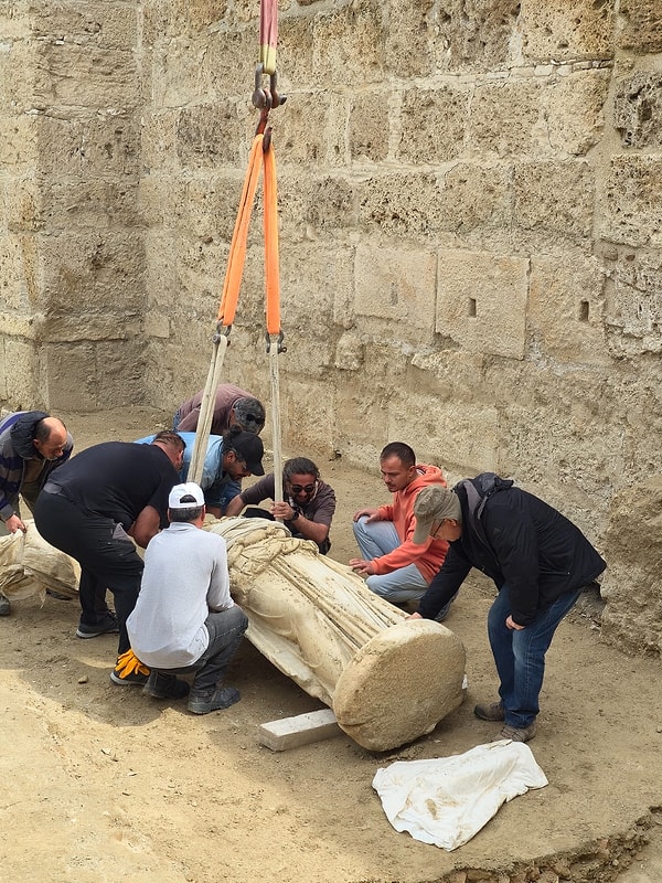 Yuvarlak kaide üzerinde ayakta betimlenen Athena heykelinde, ince dokumalı kolsuz peplos giysi, boyunda hylamis (pelerin) ve göğüste Medusa başı ile yılanların yer aldığı aegis (kalkan) detayları dikkat çekiyor.