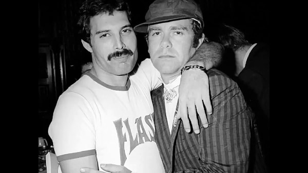 Elton John şarkıyı garipsedi.