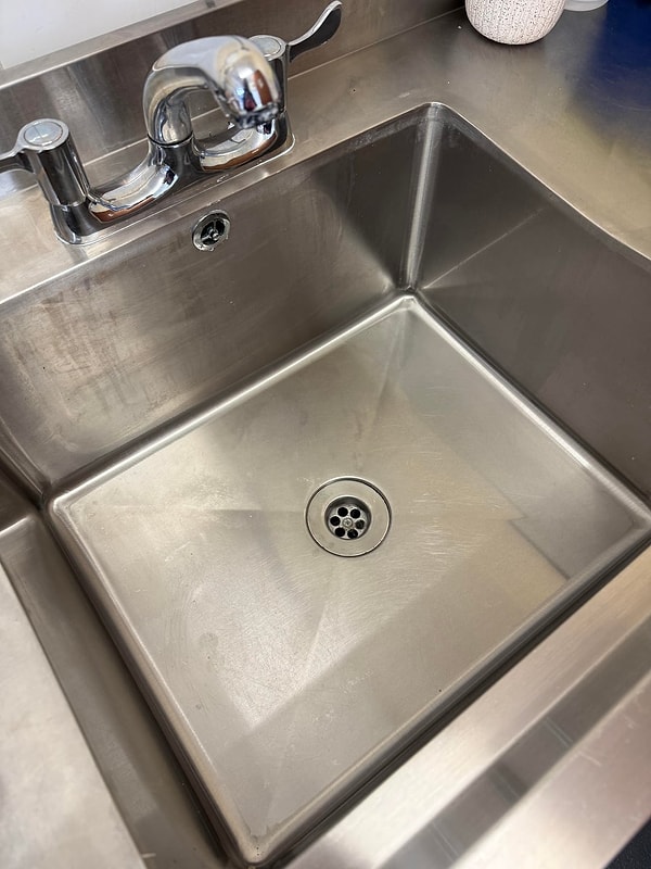 Temizlik uzmanı, lavabodaki lekelerin aslında pas, küf ve kireç birleşiminden oluştuğunu öğrendikten sonra işe koyulduğunu belirtti.