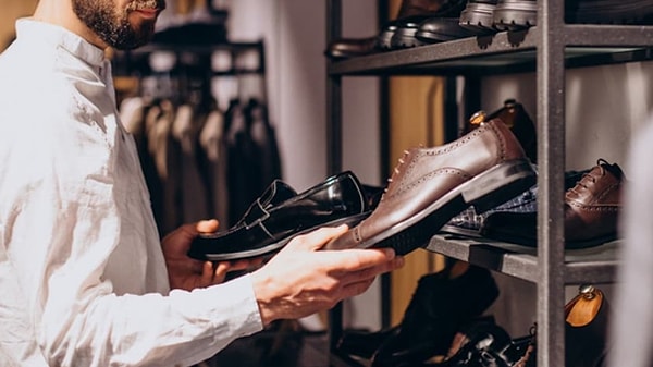 10 mağazasını kapattı.