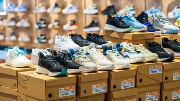 Açık mağazalarda %90'a varan indirimler uygulanıyor.