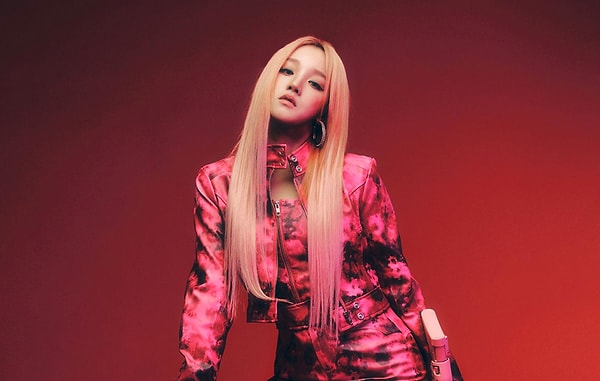9. Üyelerden Yuqi, vokalindeki hangi özelliğiyle K-pop dünyasındaki diğer kadın idollerden belirgin şekilde ayrılıyor?