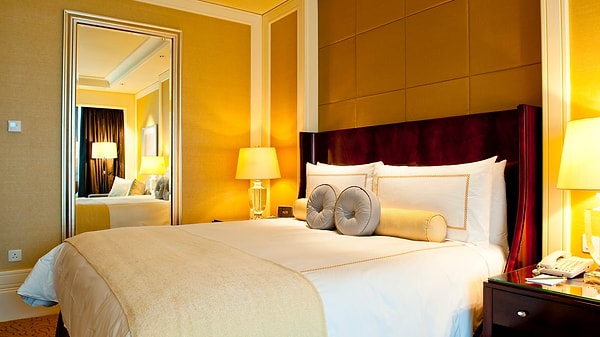 Aynalar odayı daha geniş ve ferah göstermek için yatağa dönük yerleştiriliyor