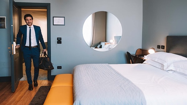 Asıl amaç gün ışığını çoğaltmak ve odayı daha aydınlık hale getirmek