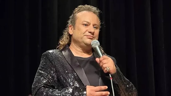 Ses sanatçısı ve magazin yazarı Onur Akay, Nisan 2026'da köpeğiyle yürüyüş yaptığı sırada sahipsiz bir Pitbull cinsi köpeğin saldırısına uğramıştı.