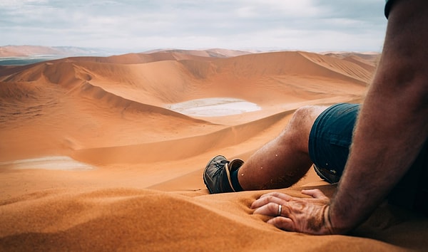 Yağmur neredeyse yok ama çöl her sabah sisle uyanıyor