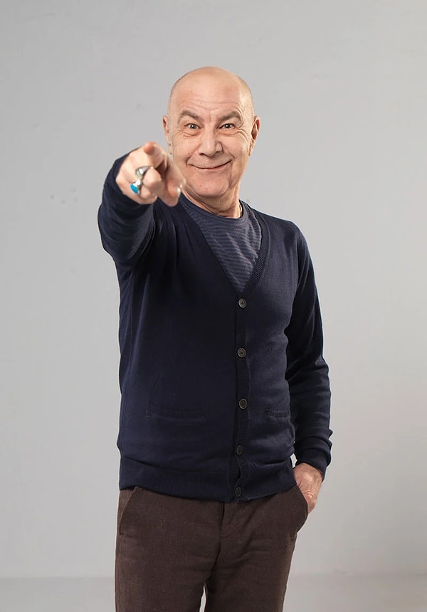 Mazhar Alanson has reached a wide audience as one of the founding members of MFÖ (Mazhar-Fuat-Özkan), one of the most established groups in Turkish pop music.