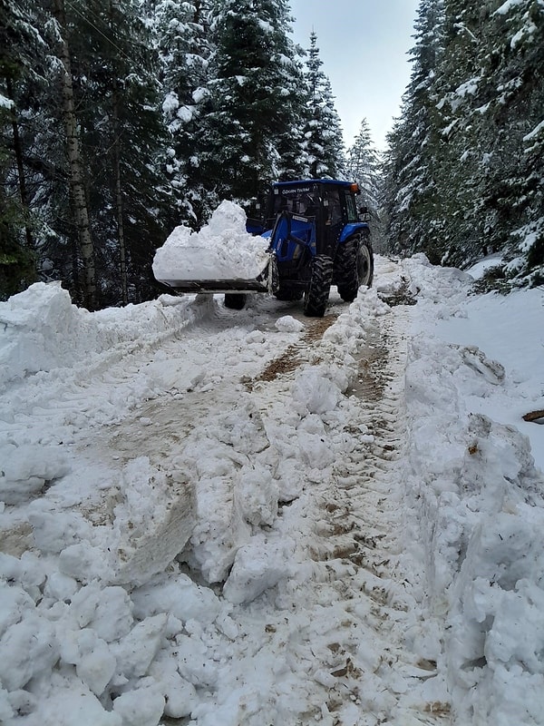 Bolu'da kar yağışı yolu kapatınca köylüler seferber oldu. Ardahan'da ulaşım aksadı.