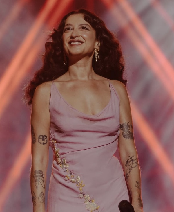 In recent years, Melike Şahin has emerged as one of the most talked-about figures on the Turkish pop scene. With her powerful vocals and songs that resonate deep emotion, she has captivated a broad fan base.