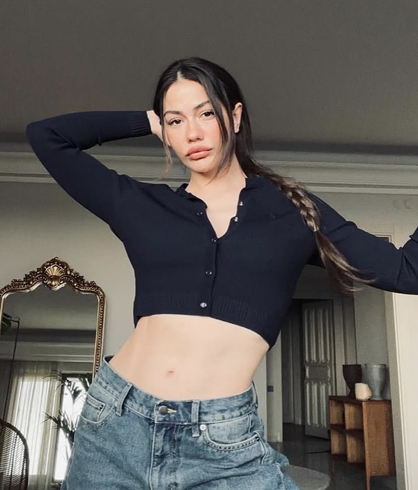 Demet Ozdemir, one of the most popular actresses in recent years, boasts a broad fan base both domestically and internationally.