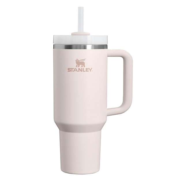 Stanley Quencher Pipetli Termos, gün boyu içeceklerinizi ideal sıcaklıkta tutuyor.