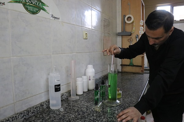 Sakarya’da üç kuşaktır devam eden esans geleneğinin son temsilcilerinden Murat Kılıç, şehrin doğasından ilham alarak imza attığı başarı hikayesiyle dikkat çekiyor.