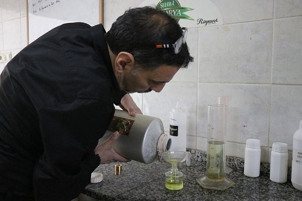 Firmasının 60. yılını kutlamaya hazırlanan Kılıç, şimdi de geçmişin en çok sevilen kokularını modernize ettiği "Retro" serisi üzerinde çalışıyor.