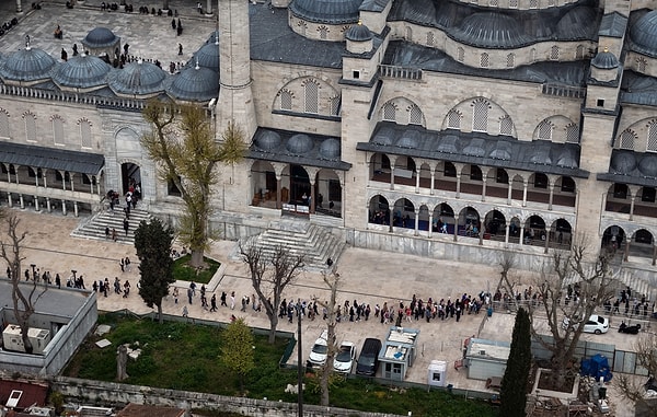 Osmanlı mimarisinin zirve noktası, "Mavi Cami" (Blue Mosque) olarak dünya mirasına damga vuran Sultanahmet Camii, yıllar süren titiz restorasyonun ardından adeta ziyaretçi akınına uğruyor.