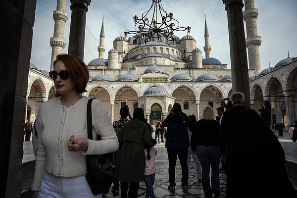 Dünyanın dört bir yanından gelen ziyaretçiler için Sultanahmet, sadece bir ibadethane değil, aynı zamanda Osmanlı Cihan Devleti’nin gücünü ve estetiğini temsil eden bir şaheser.