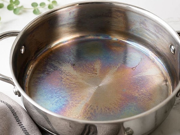 Bu lekelerin oluşmasında tencerenin boş şekilde ısıtılması, yüksek ateşte uzun süre kullanılması ve sert suyla temas gibi faktörler etkili olabiliyor.