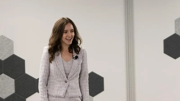 Türkiye’nin lise yıllarında hazırladığı fizik projesiyle tanıdığı, ancak dönemin TÜBİTAK jürisinden derece alamayan İlayda Şamilgil, bugün küresel teknoloji dünyasının en parlak isimlerinden biri haline geldi.