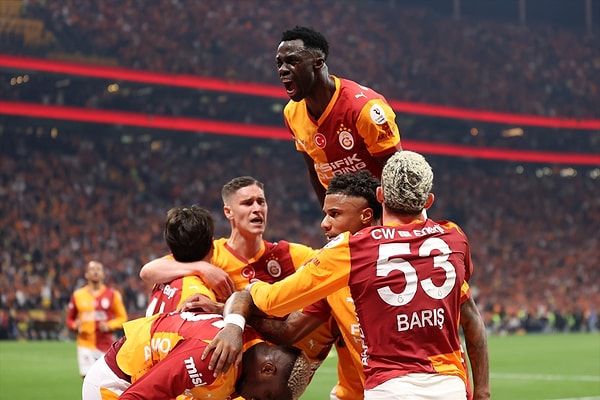 Şarkıların hedefinde Fenerbahçe vardı.