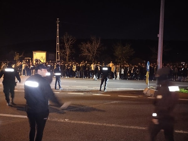 "Yönetim istifa" seslerinin yükseldiği protestolarda, taraftarlar sık sık eski başkan Aziz Yıldırım lehine tezahüratlar yaptı.