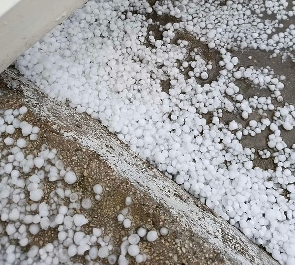 Yağışın başlamasıyla birlikte dışarıda olan vatandaşlar büyük şaşkınlık yaşadı.